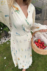 OfeliaIC Lang Omslagskjole - Benvit Blommönster