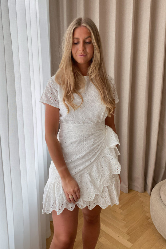Agnes Kjole - Hvit Broderi