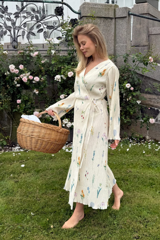 OfeliaIC Lang Omslagskjole - Benvit Blommönster